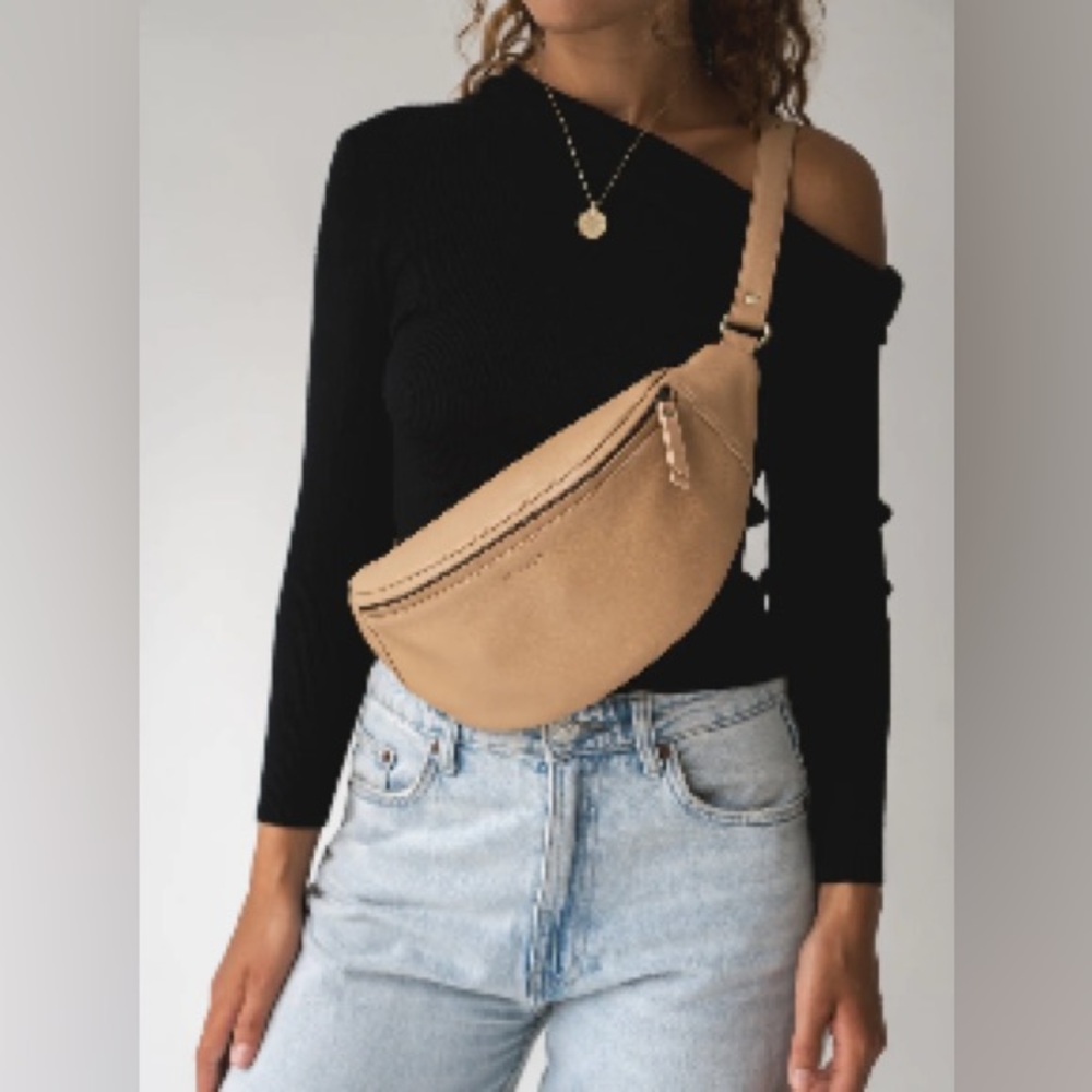 Leather MANDRN sling in color sand